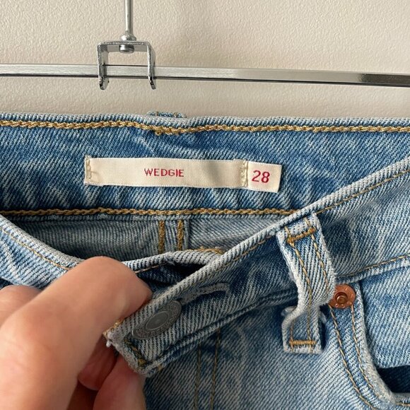 Levi's Wedgie Icon Fit Frayed Hem Button-Fly High Rise Cropped Jeans Blue 28 - Picture 9 of 11